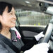 笑顔で運転する女性ドライバー
